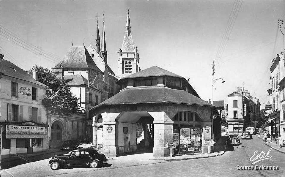 91 Dourdan Les Halles et rue de Chartres.jpg